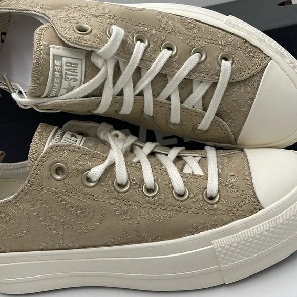 Converse Women's Tan Lace Platforms A10246C
CTAS LIFT OX
NUTTY GRANOLA/EGRET/LIG - Picture 14 of 16